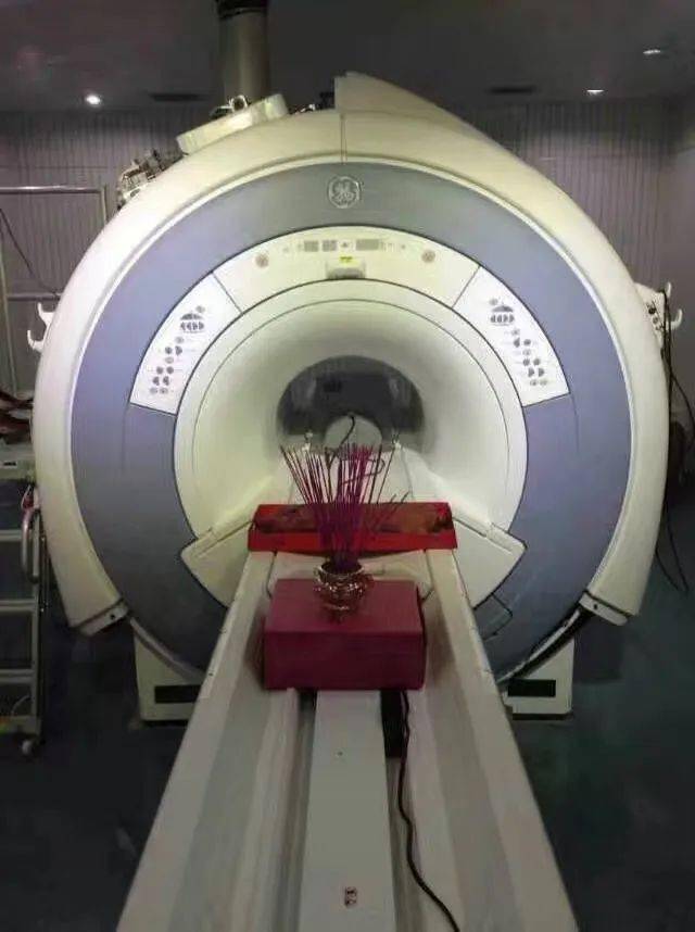 有网友表示:他们mri工程师,到医院装新机器前都会在磁共振上摆个猪头