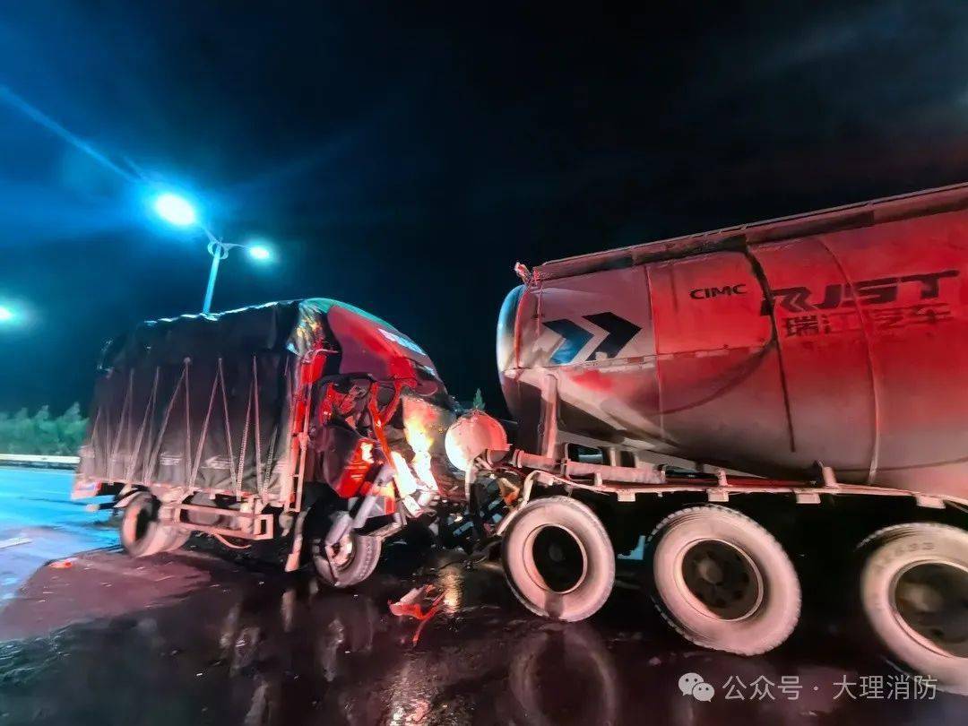 救在身边货车追尾油罐车一人被困鹤庆消防紧急救援