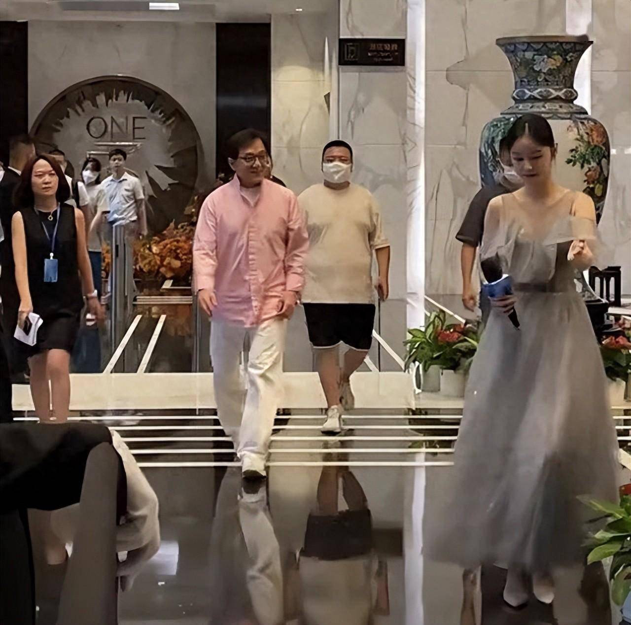 成龙内地4000万江景豪宅曝光装修极其奢华网友我不喜欢