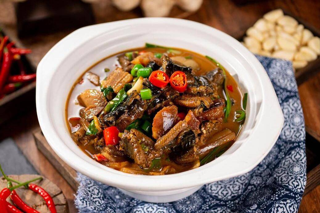 烧黄鳝,切忌直接下锅,提前做好2步,又嫩又香,一点土腥味都无