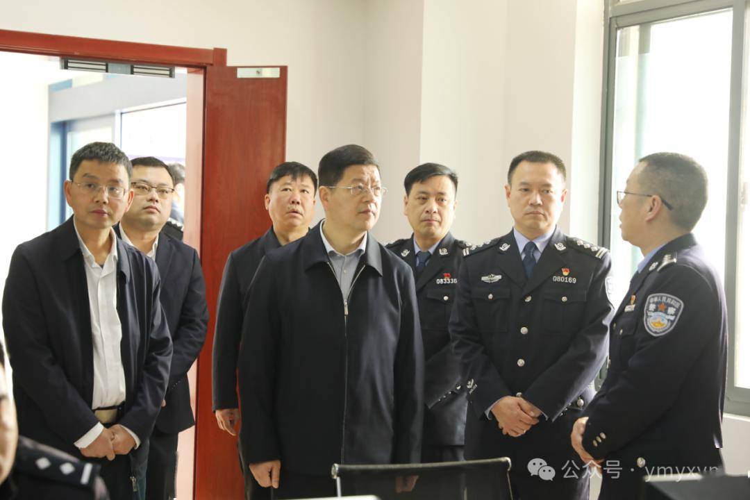 县委副书记,政法委书记尹亮主持座谈会.县委常委