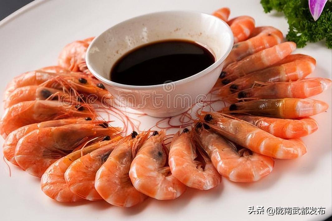 水煮大虾用冷水还是热水学会正确方法虾肉鲜嫩不柴也不腥