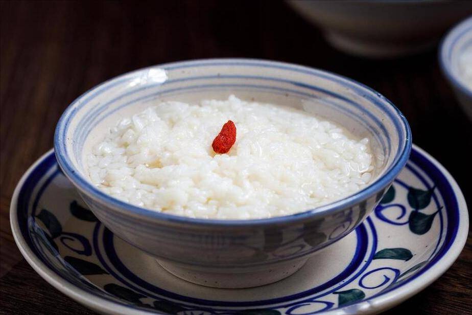 自制米酒切忌蒸熟直接撒酒曲多做1步酒香四溢出酒率高