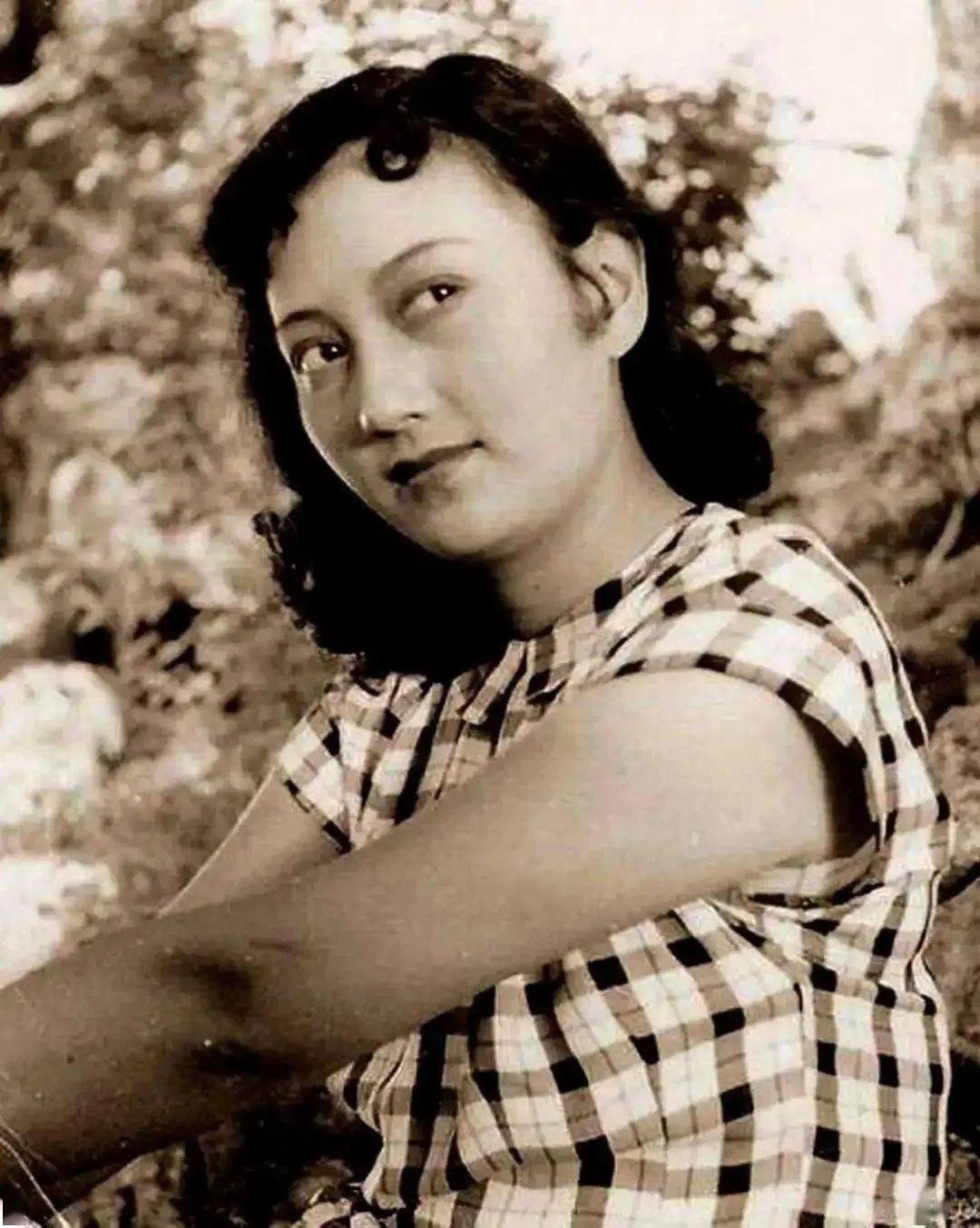 她曾是中国最美女演员是无数60后心中的女神如今已经90岁你还记得她吗