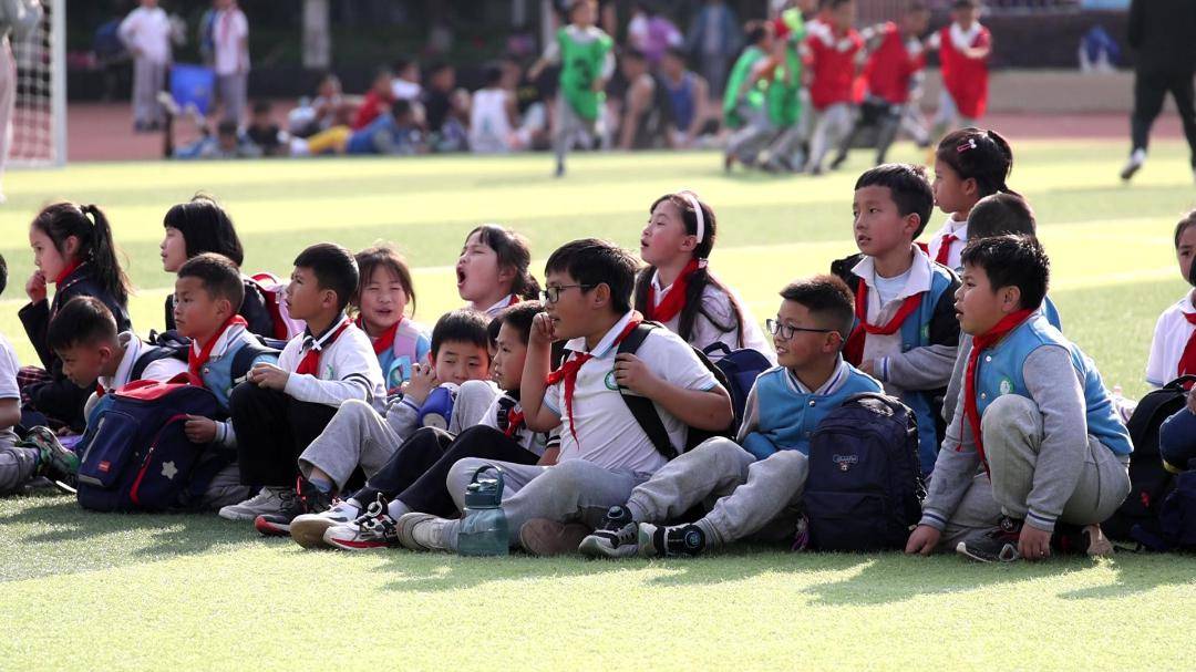 展少年英姿扬青春风采西昌航天学校春季校园足球篮球比赛开赛