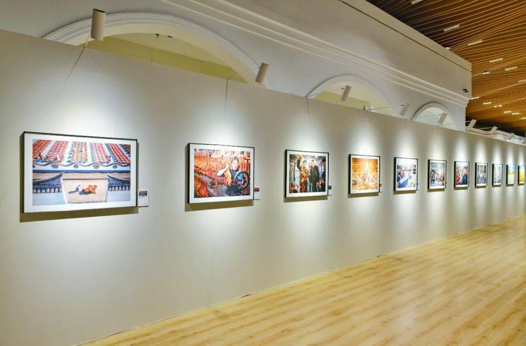 影像成都摄影艺术展在东安湖开展