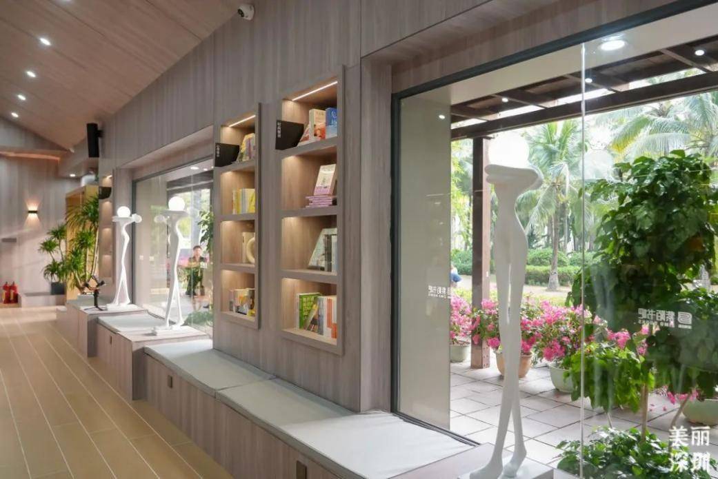 在花香草绿中品读好书,点击查看深圳宝藏公园书吧!