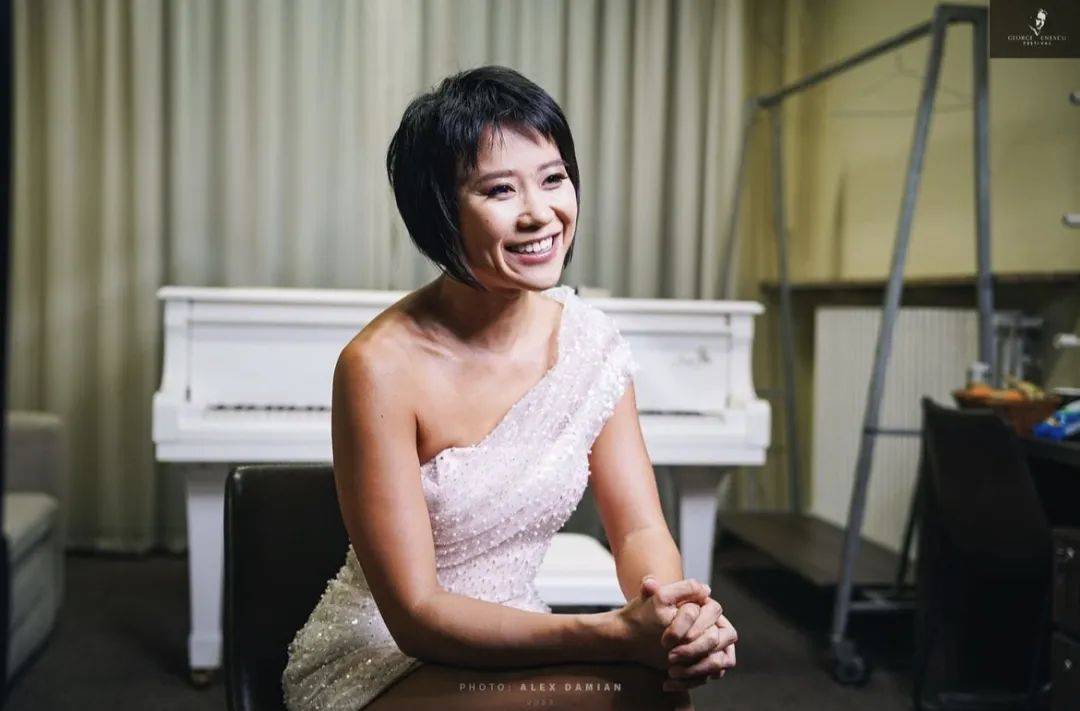 斩获首座格莱美,穿短裙的"钢琴魔女"太飒了_王羽佳_演出_音乐