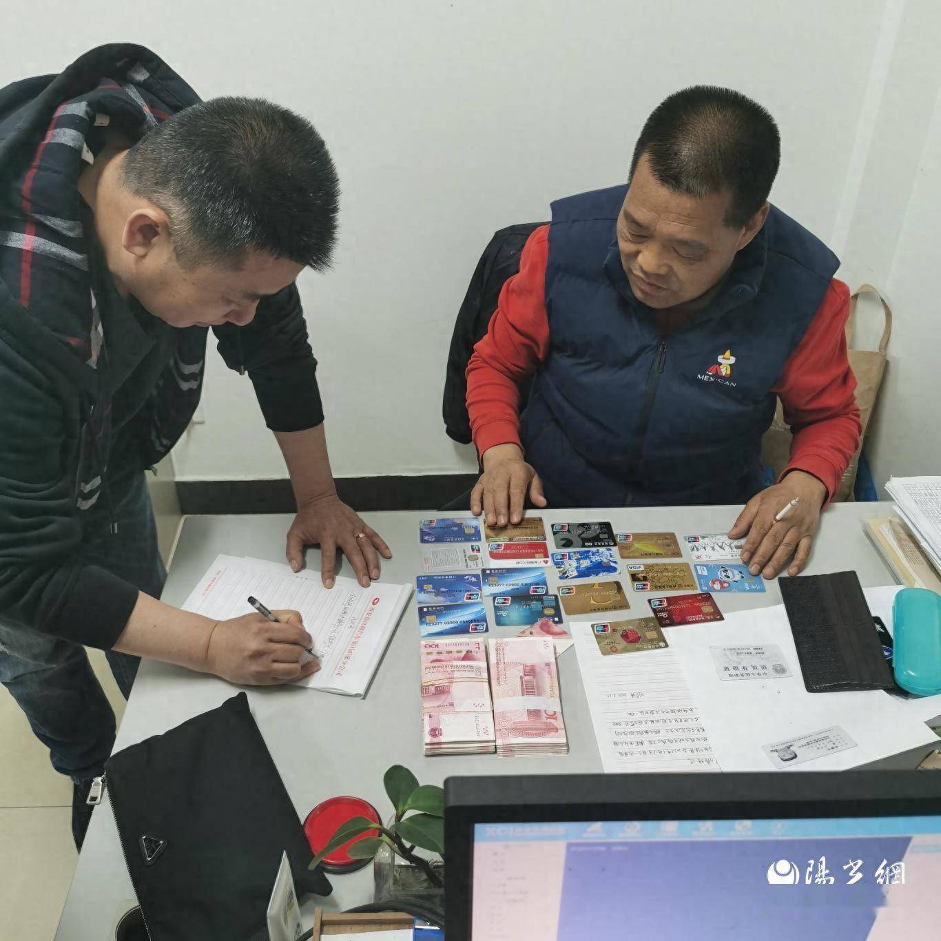 3月15日15点10分左右,西旅出租公司陕a d 9 3 11 7白班驾驶员刘全伟在