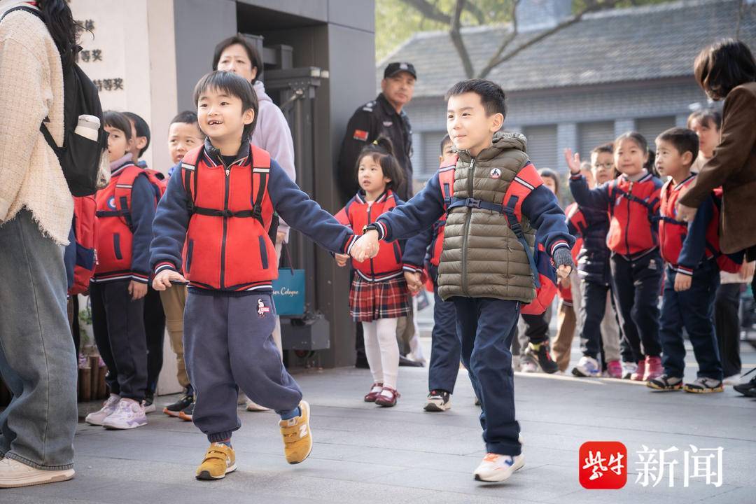 小学作业多吗力学小学来了一拨小苹果带着问题泡泡找答案