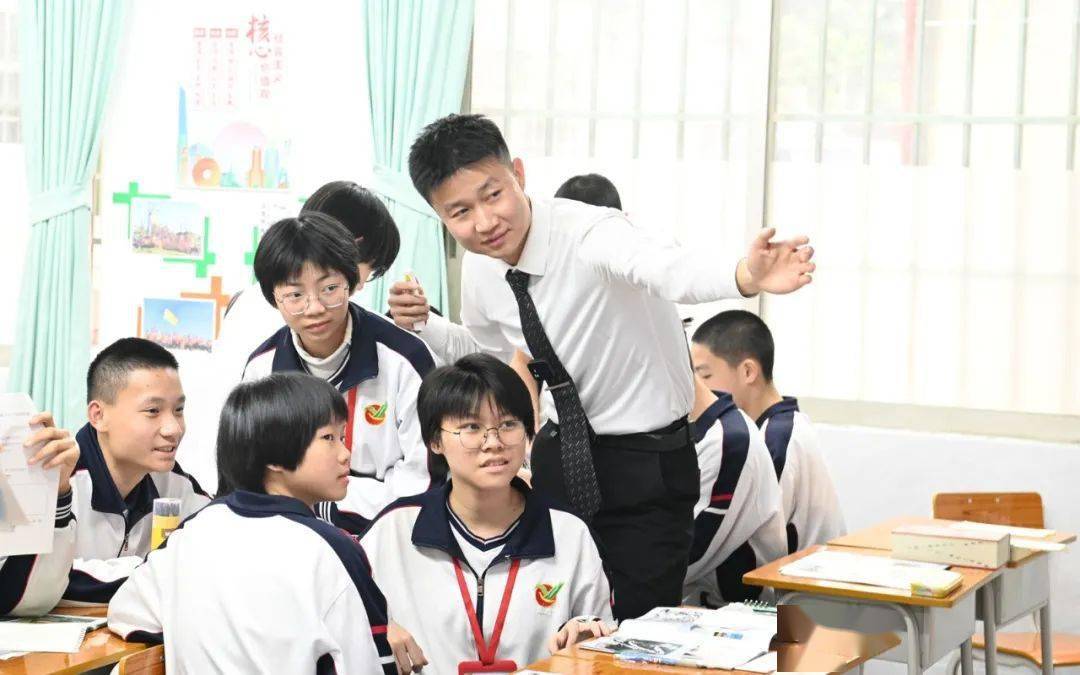 认知,李东升老师带领同学们结合现实生活中的观察,对经典作品进行欣赏