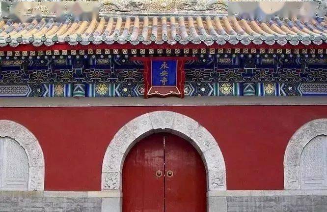 永安寺坐北朝南,山门内东西两侧有钟鼓楼,北面正中是法轮殿;殿后左右