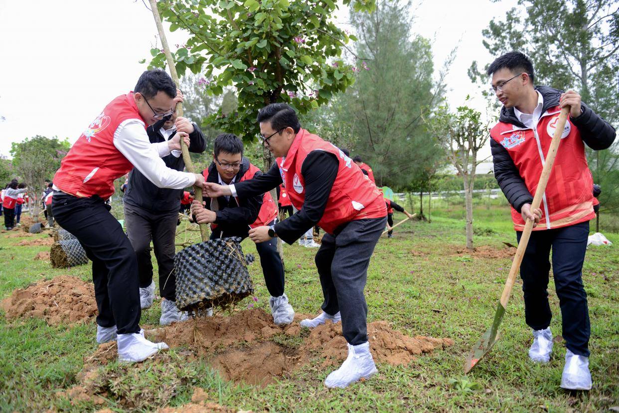 中建八局华南投资公司综合开展植树节志愿服务活动
