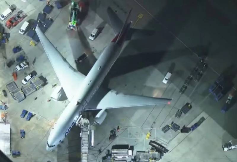 美国航空公司一架波音777飞机疑因机械故障紧急降落