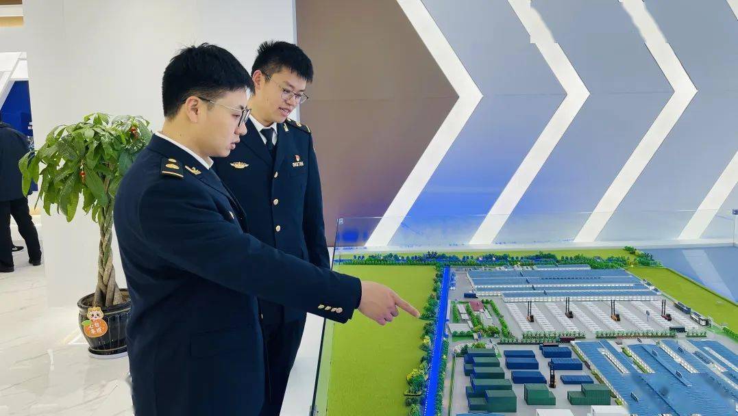 在寰宇东方负责人的介绍下,了解国际集装箱的生产,运输,以及不同种类