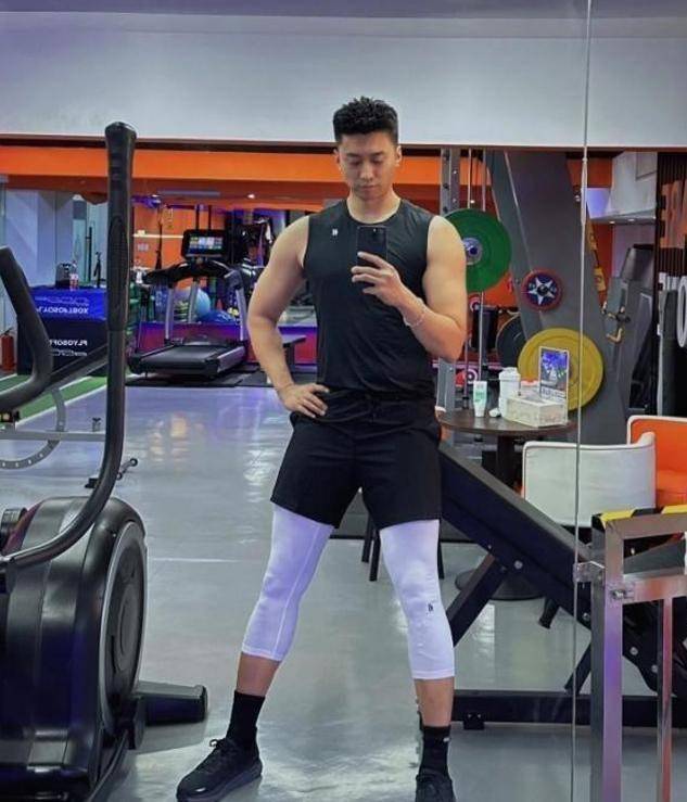 慢跑,跳绳等,或是参加一些力量训练,既能防止身材发福,也保持好体态