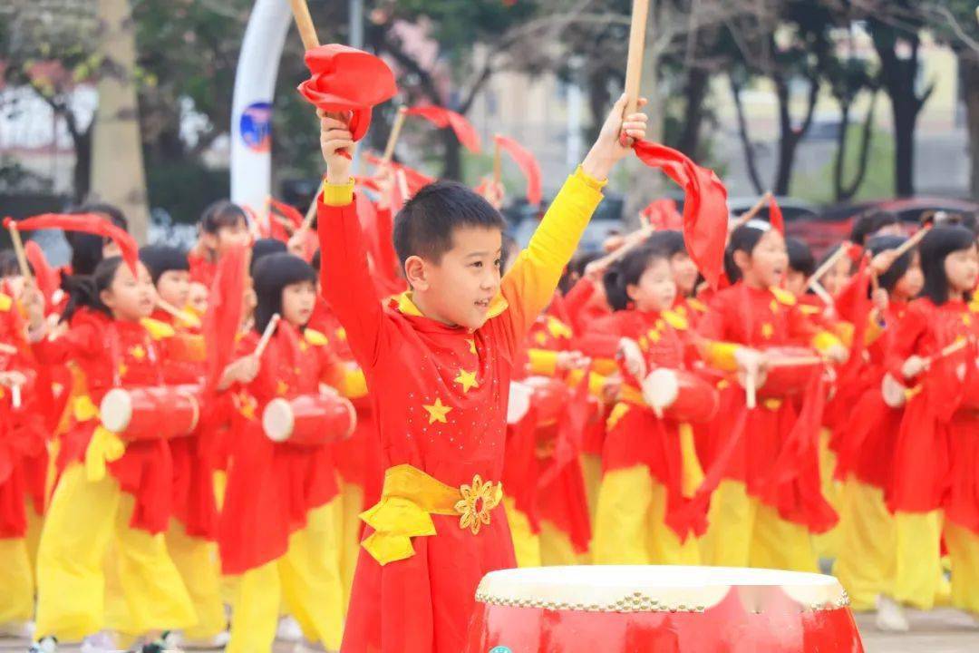 花园年级腰鼓队将传统艺术与现代元素结合,以激昂的节奏,富有力量的