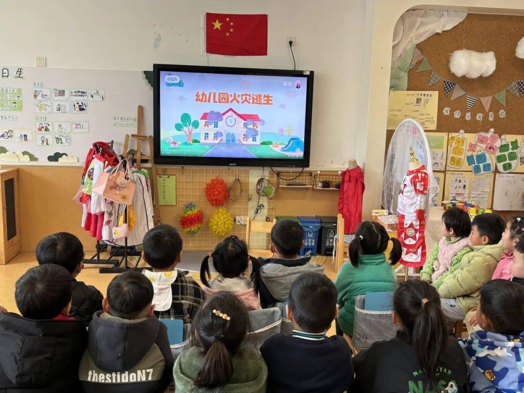 消防于心 安全于行——沥海街道中心幼儿园消防应急疏散演练暨消防