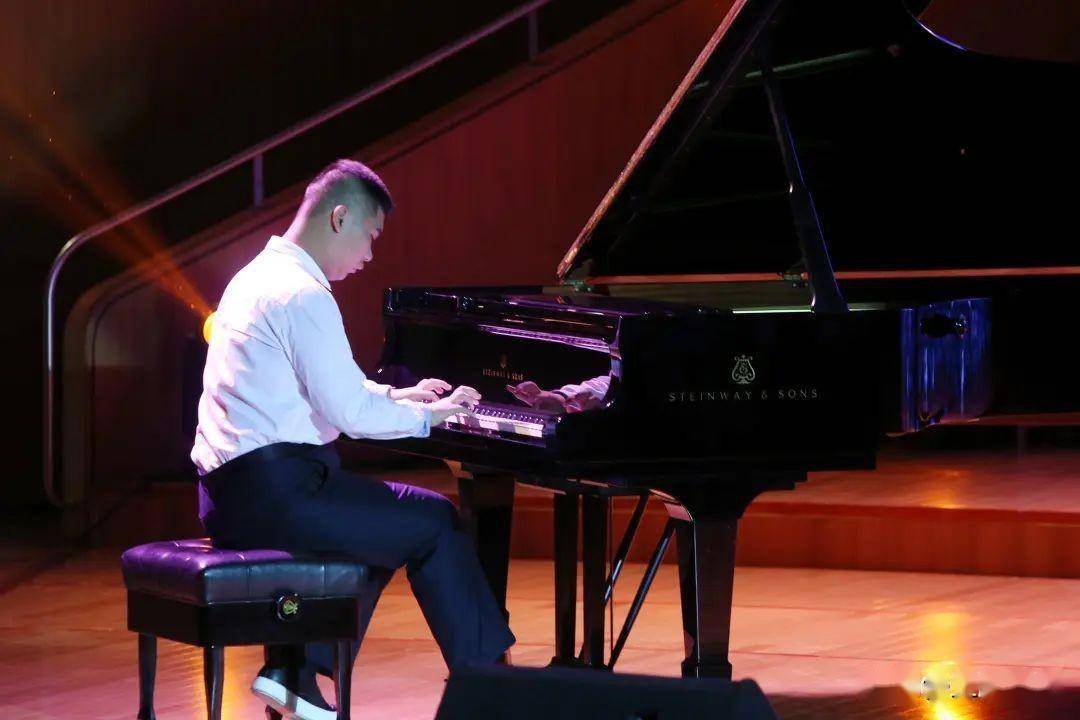 陈思远是一名"来自星星的孩子",从6岁起自学钢琴,每首曲目只要让他听