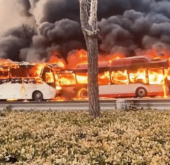 大客车与公交车追尾起火,致1死37伤!_人员_火灾_事故