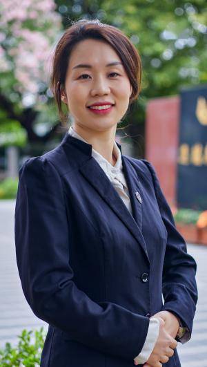 ▌初中名班主任王蓓蓓(右)▌初中文科名教师何伟(中)▌高中理科名教师