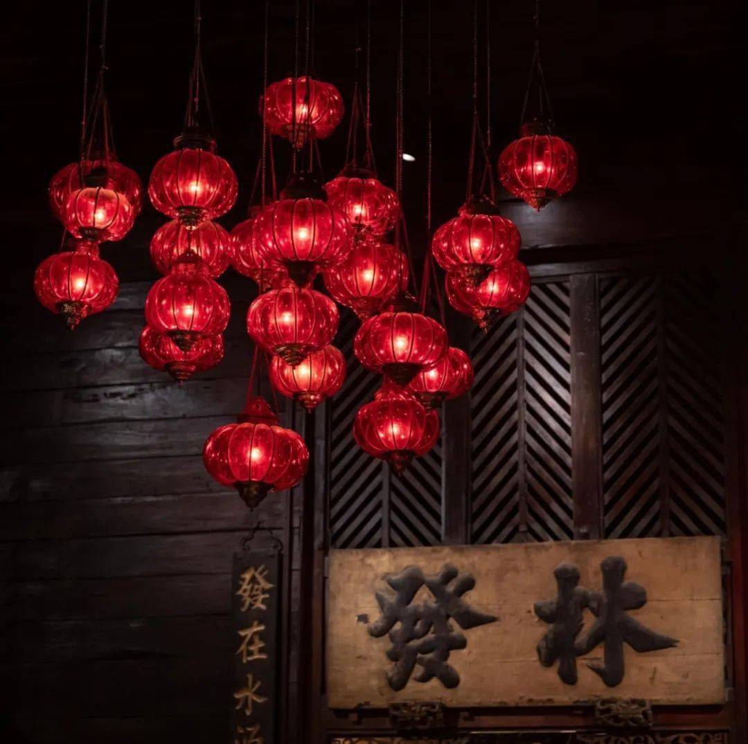 店内陈列了老宅主人曾经的生活用具,包括烟斗等,它们带来时光倒流的