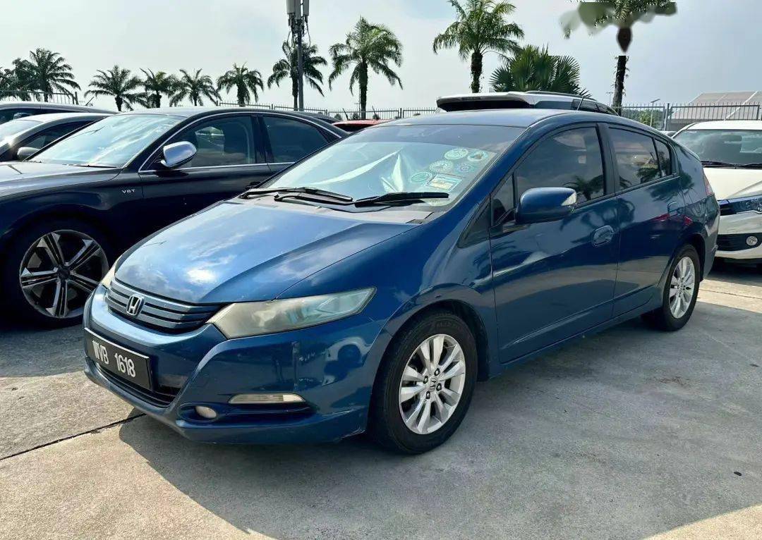 个平行的排气管三菱 第四代 mirage掀背本田s2000爆改本田思域和city