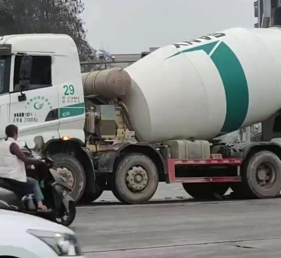 海丰三环路联安路口发生一起交通事故,摩托车司机处于水泥搅拌车下