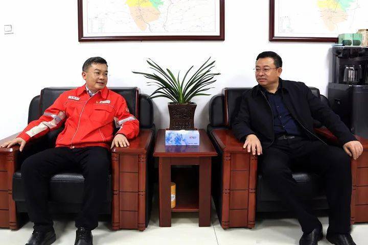 3月11日,采油二厂与来访的环县县委常委,政法委书记赵怀博一行举行