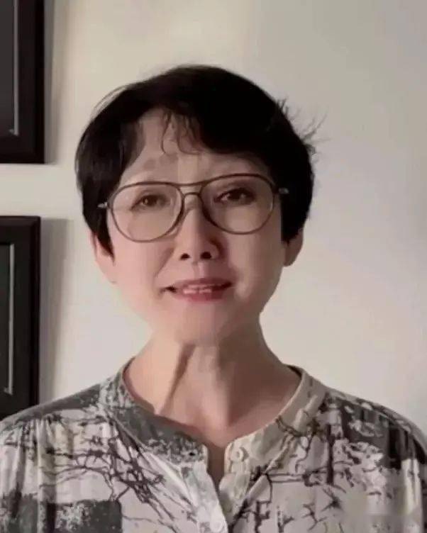 1980年,成方圆从中央音乐学院毕业,直接进入中央乐团担任二胡演奏员.