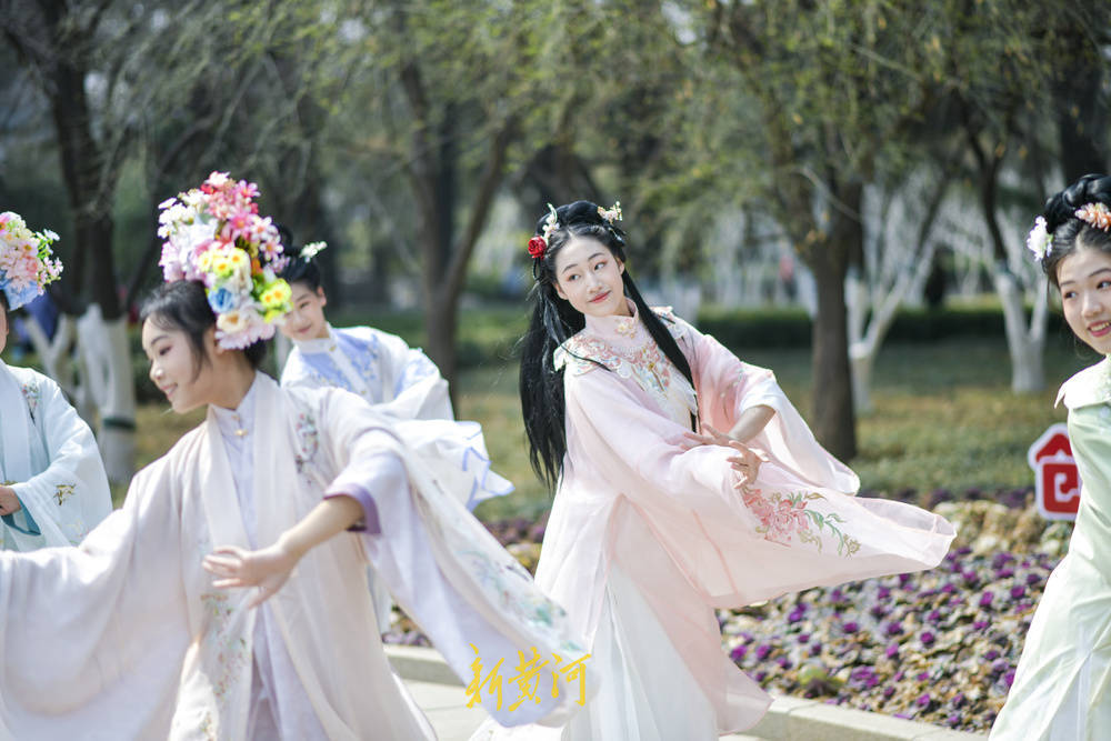 伴随着一场《上春山》古风舞蹈快闪,身着汉服的演员们踏春而来,衣袂