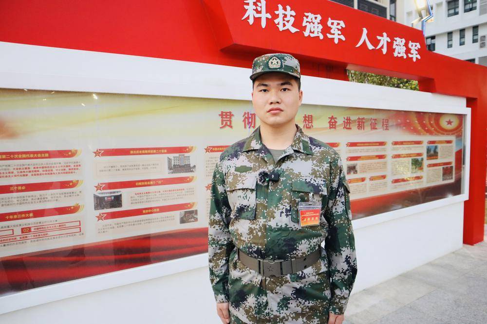 二次入伍再披戎装深圳市龙华区2024年两名春季入伍新兵让青春在军营