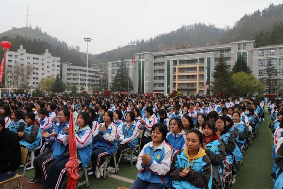 盘州一中校园动态高考加油为梦而战2024年高三励志报告会