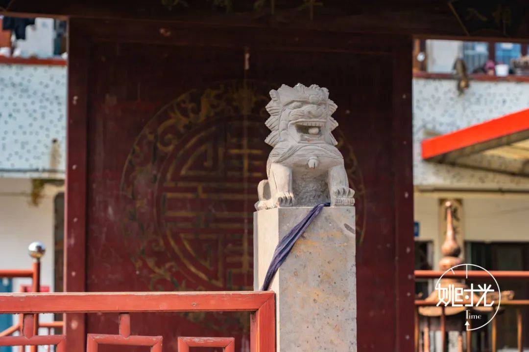 看着这座精美的亭台式戏台,幻想着无数年前这里曾经锣鼓喧天,丝竹盈耳