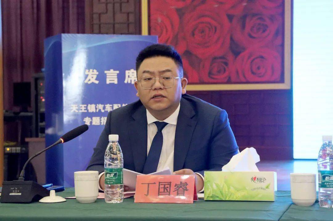 会上,市委常委,组织部部长周永祥指出,链式招商,就是要围绕产业链上下