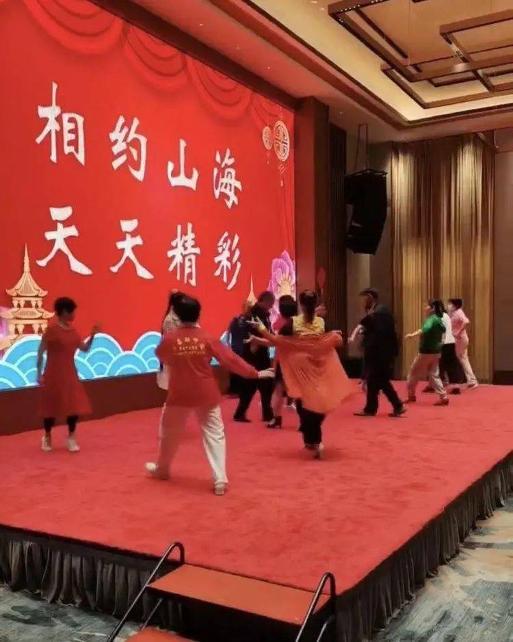 在老人交钱购买旅游产品后,山海集团会根据产品价值的差异,赠送兑换券