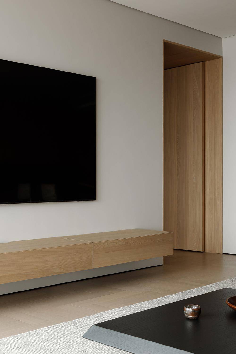 we use two shades of oak and beige latex paint to create a