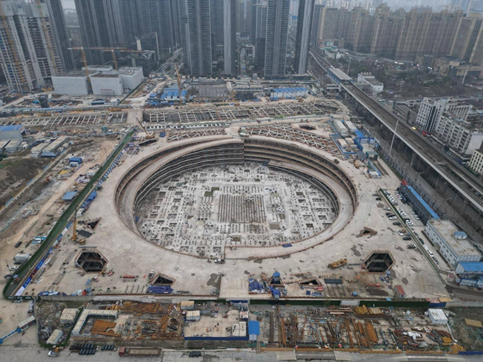 当天,长江日报记者在现场见到,武汉周大福金融中心地下空间是一个紧邻