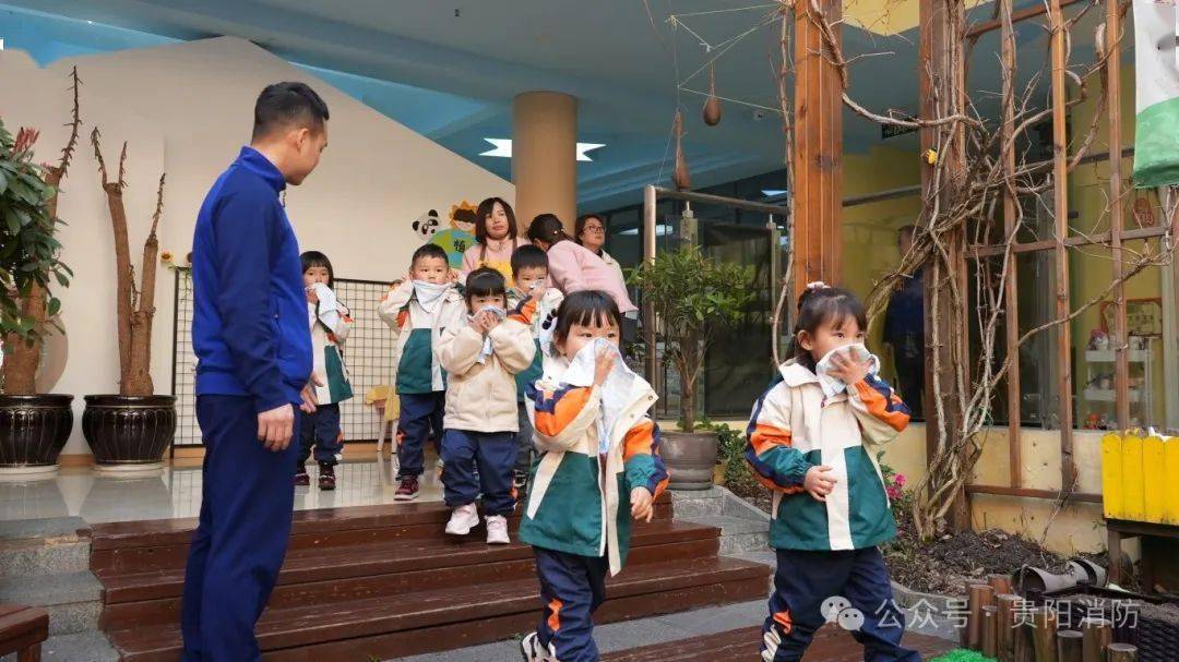 3月11日,云岩区消防救援大队走进贵阳市实验幼儿园博学分园对其全体