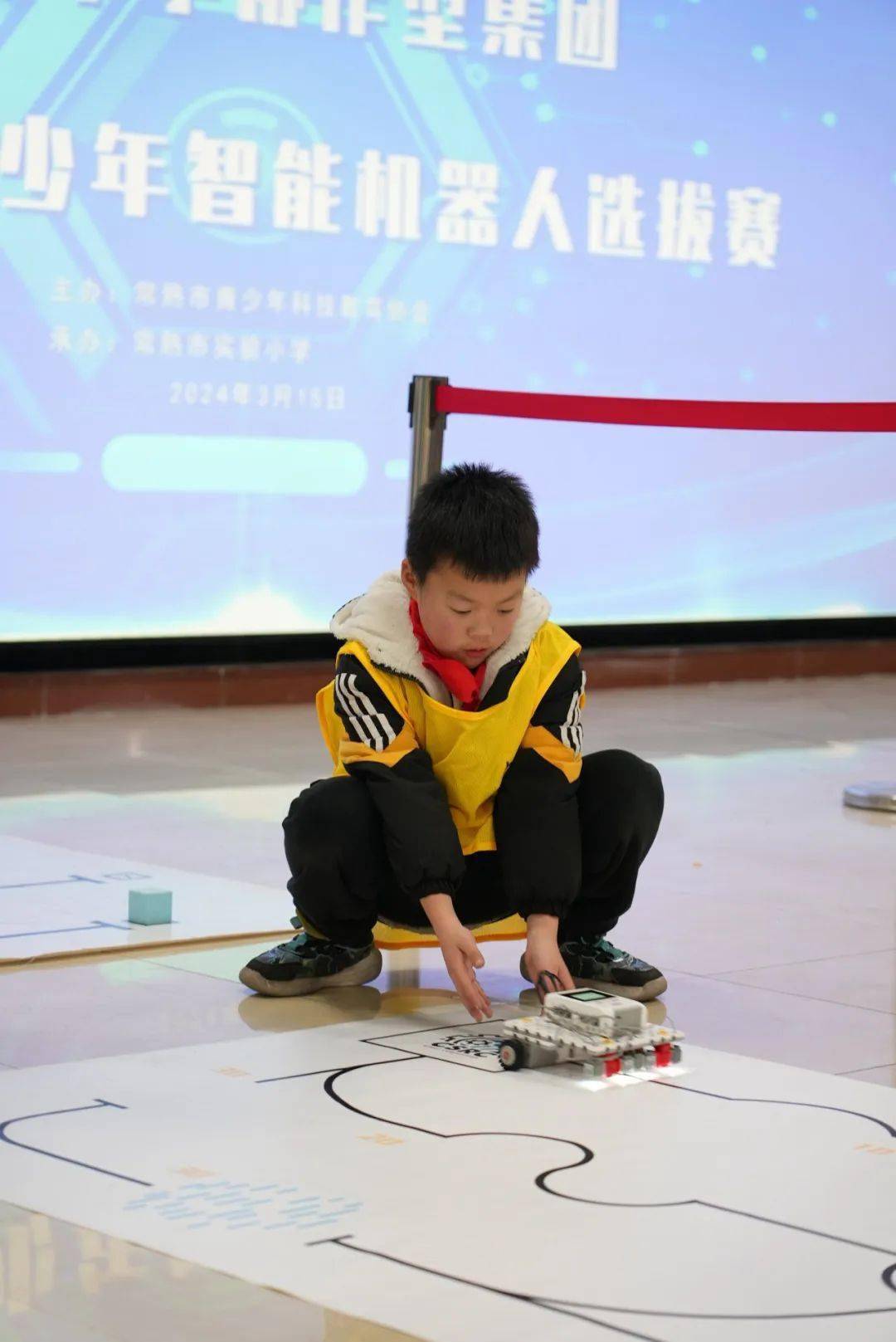 邑学61动态智能机器人比赛燃爆校园创新火花绚烂绽放记我校成功举办