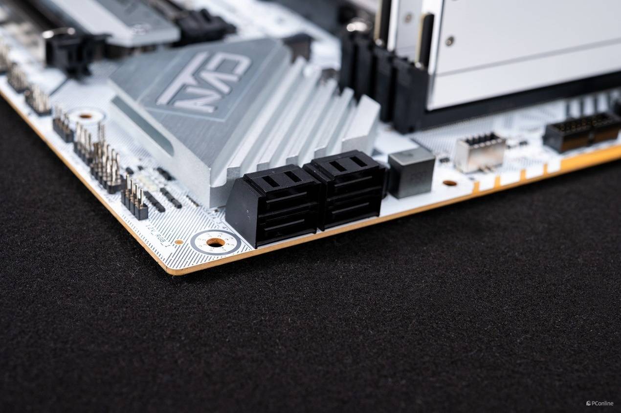 七彩虹cvnb650mgamingfrozenv14战列舰上手平价b650的版本答案