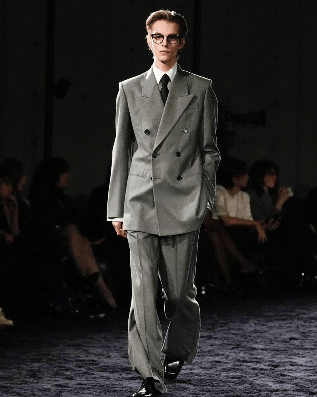 原来t台下的男模们反差这么大啊