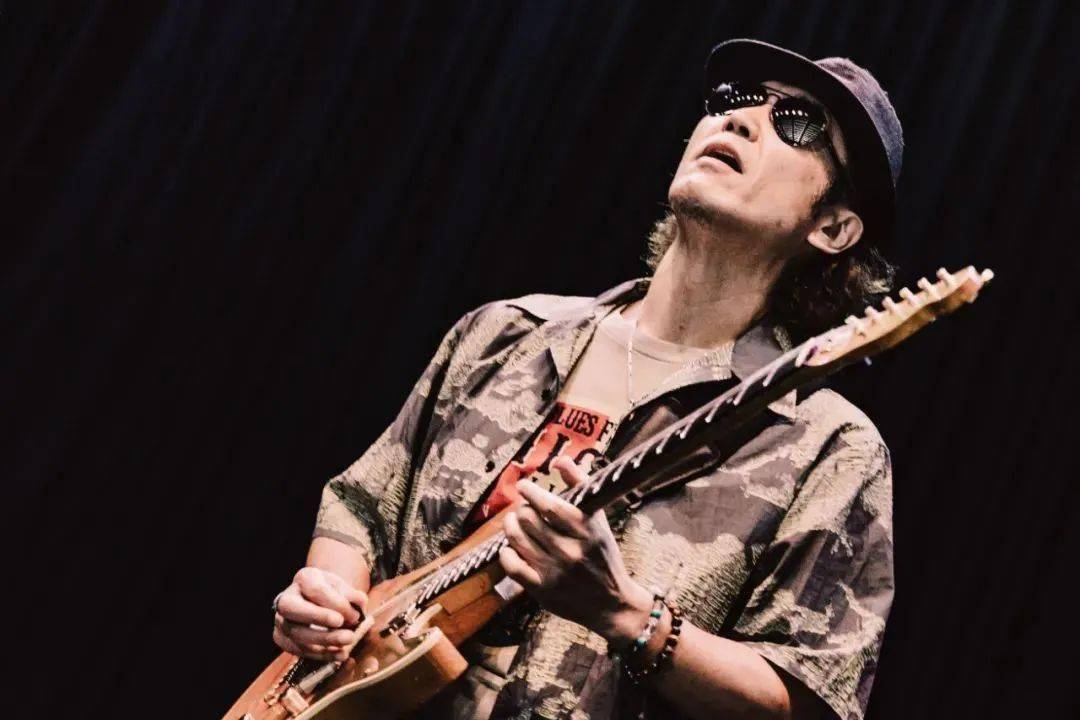 当时,他是蓝调女王可可·泰勒(koko taylor)乐队的吉他手,美国音乐界