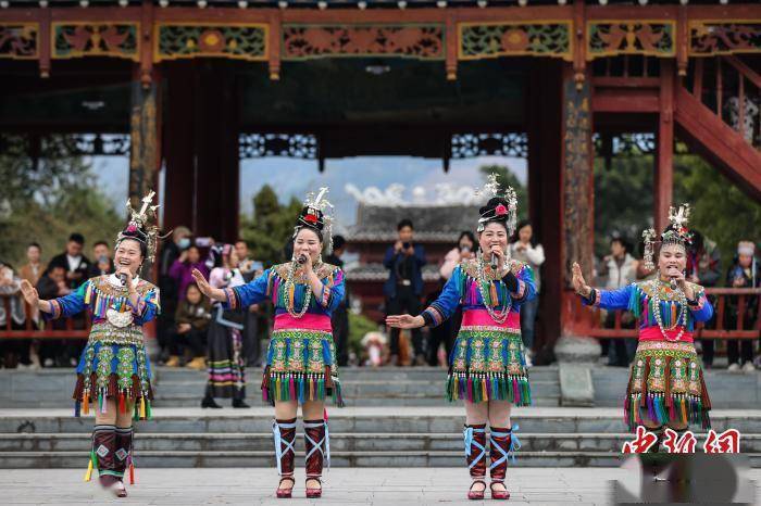"萨玛节"现场的侗戏表演.