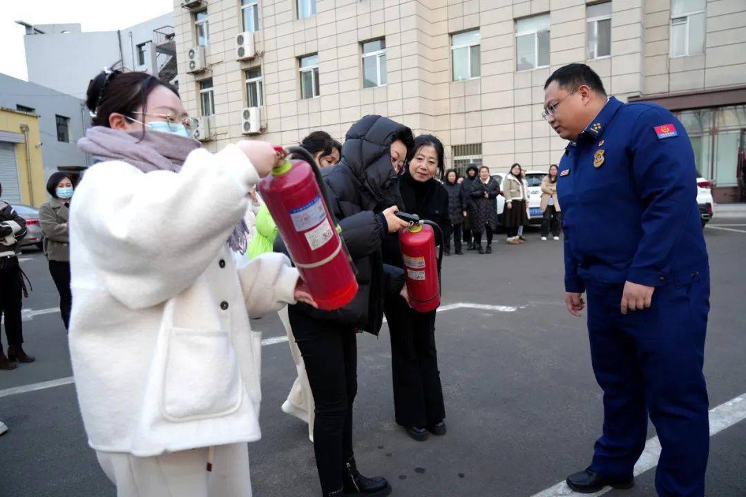 你好火焰蓝丨以演筑防防患未燃鹤岗支队深入东山区政府机关开展消防