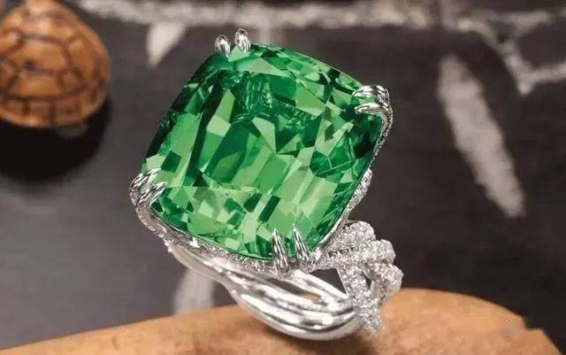 tiffany将这款宝石命名为"沙弗莱石"(tsavorite),并推向全世界.