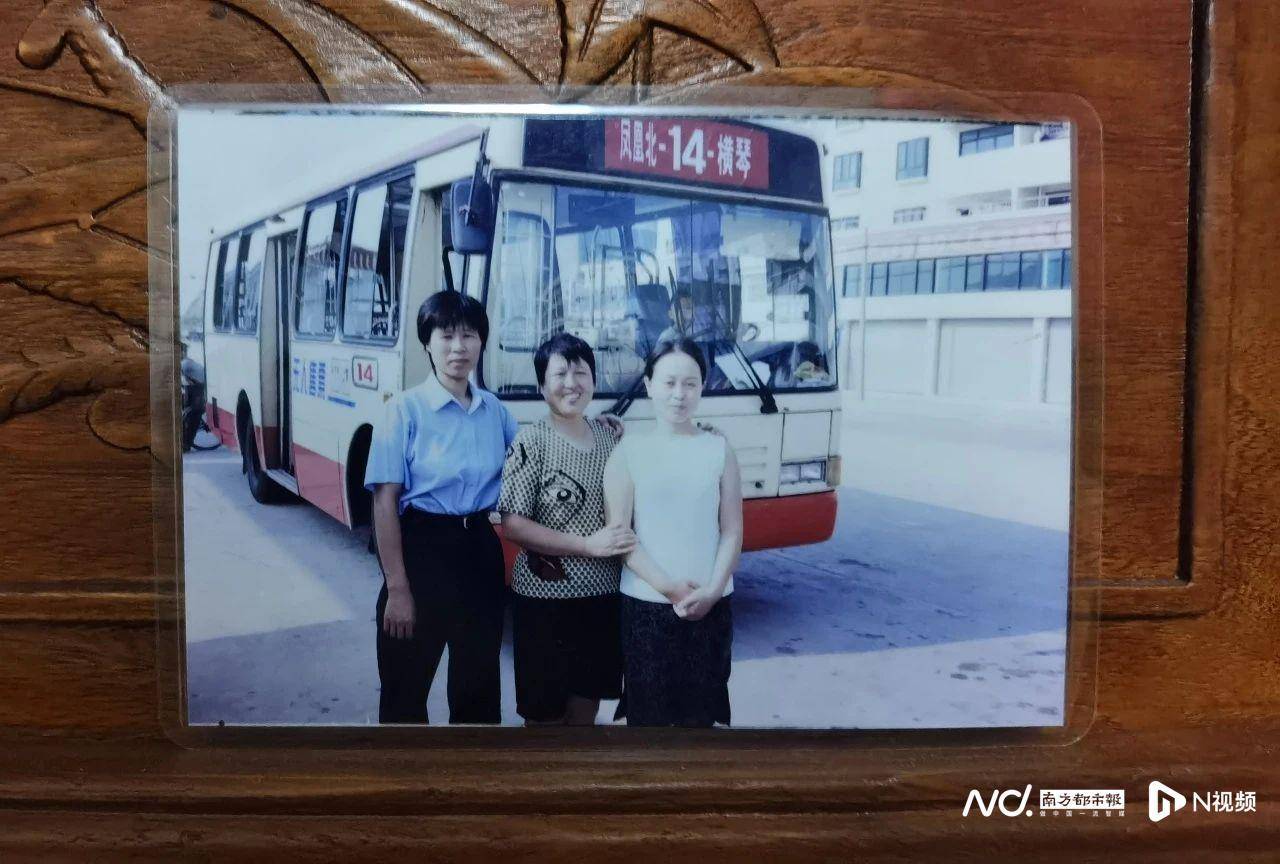 14路开通早期,王义芳(图左一)与朋友在14路车前合影 08王义芳 供图