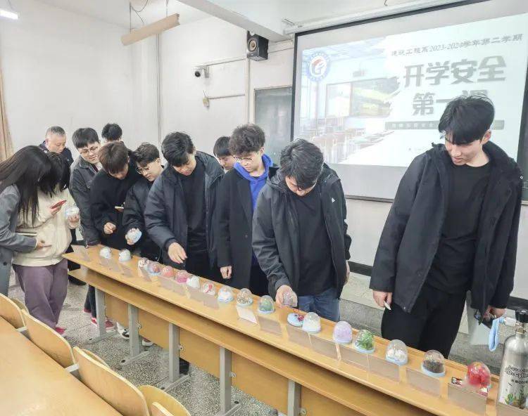 近日,秦皇岛市公安局海港区分局禁毒大队联合燕园派出所走进河北建材