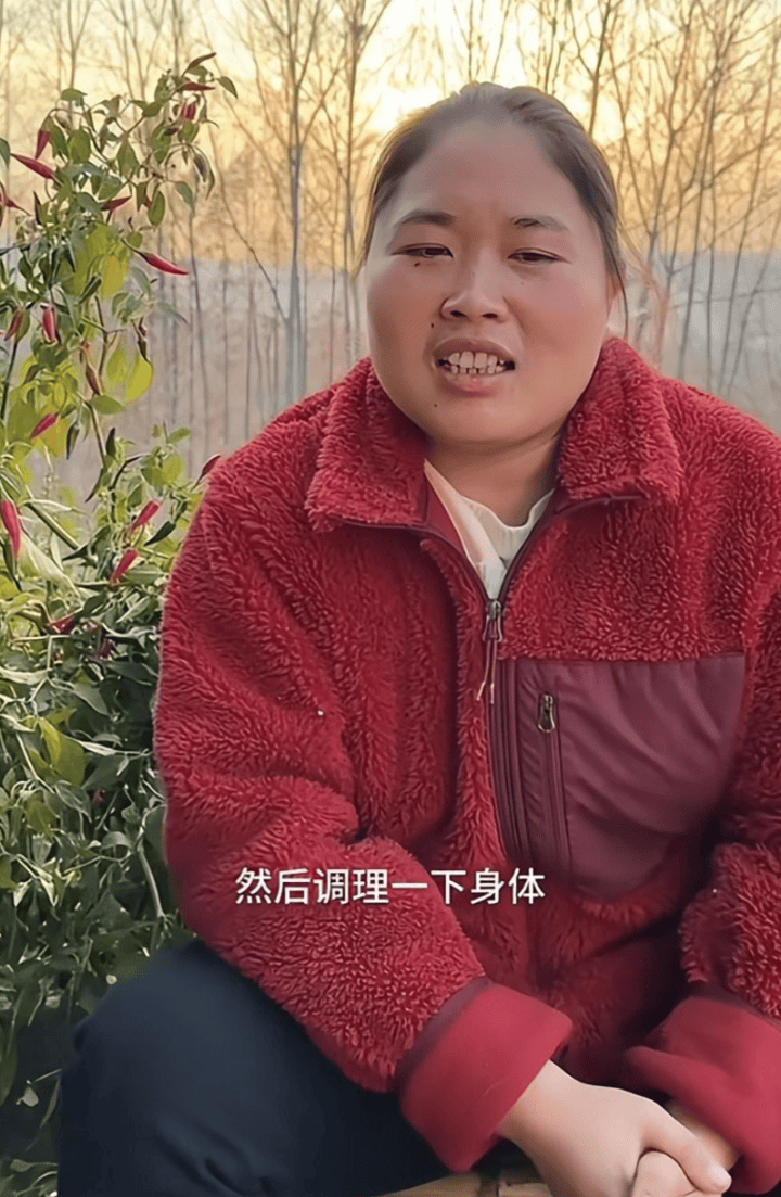 但是仅仅几个月之后,胖妹又开始了吃播.