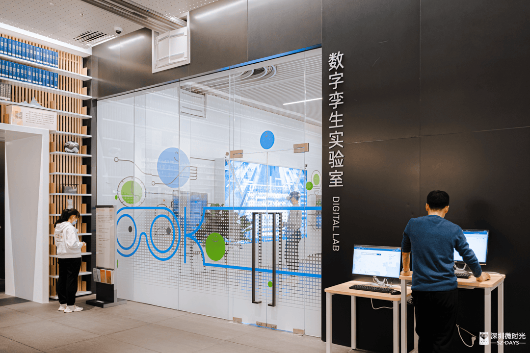 数字孪生实验室主题书墙位于深圳图书馆北馆一楼大厅扶手电梯两侧